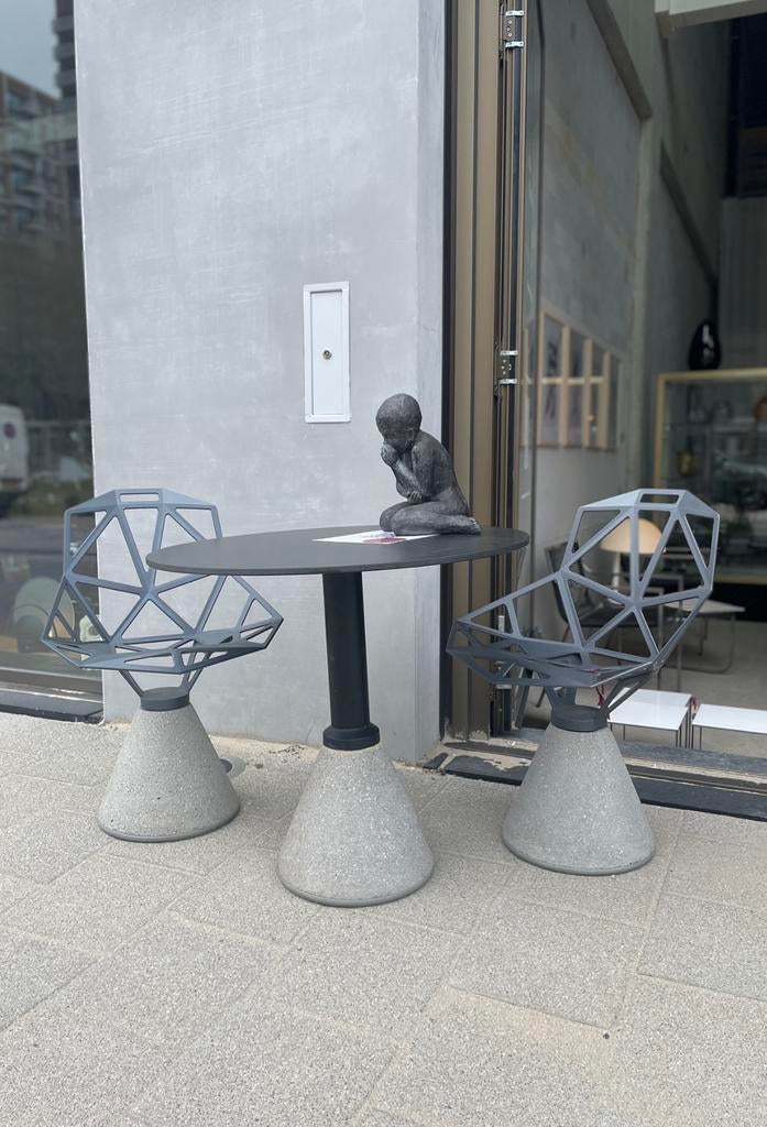 Magis chair one set 2 stoelen en een tafel betonnenpoot, Ophalen of Verzenden, Zo goed als nieuw