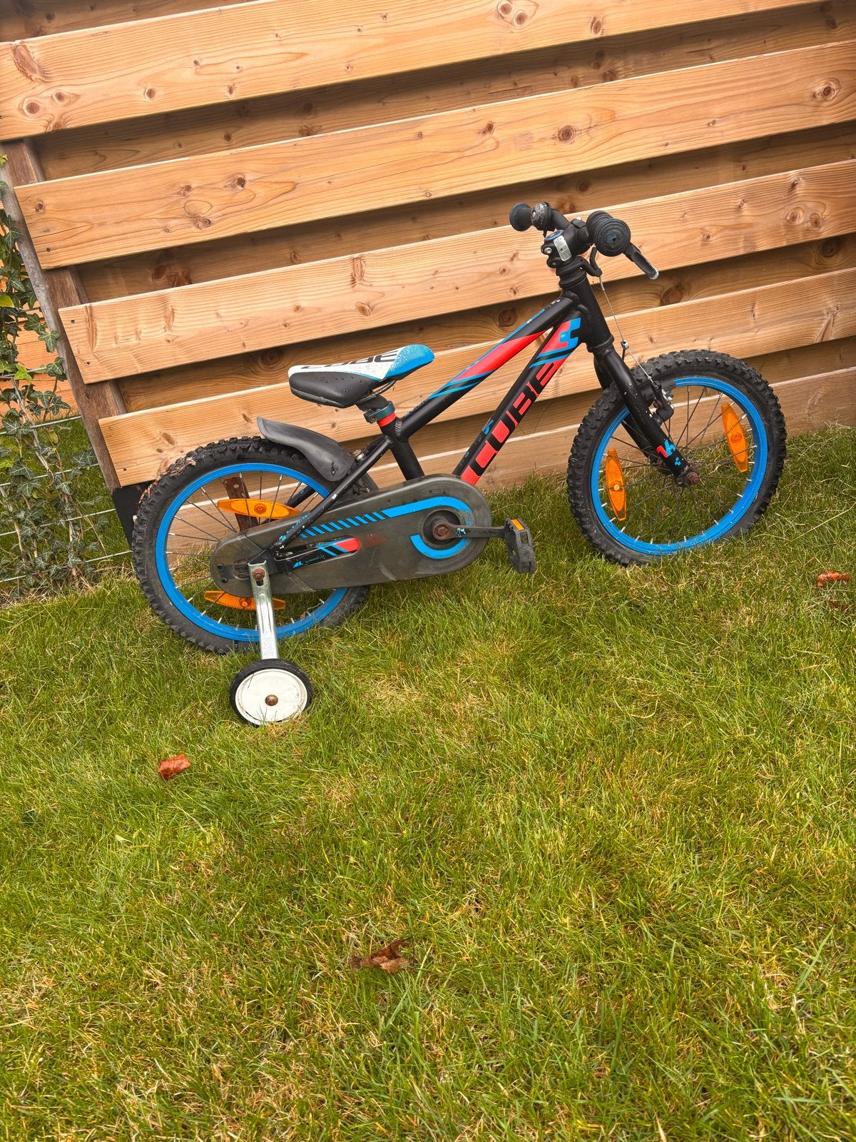 Cube kinderfiets 16 inch met zijwieltjes banden zijn leeg, Ophalen of Verzenden, Gebruikt, 16 tot 20 inch, Zijwieltjes