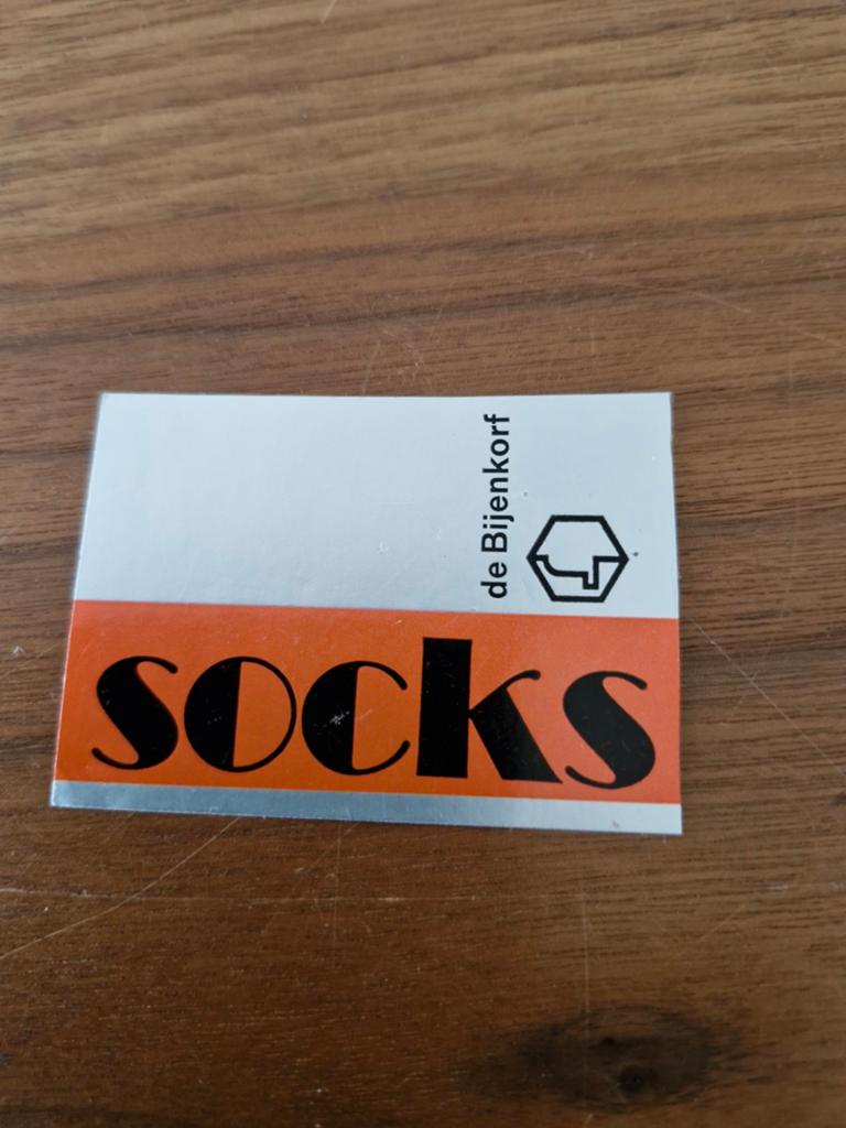 7580 Vintage De Bijenkorf 'Socks' Sticker/ Plaatje, Verzamelen, Stickers, Ophalen of Verzenden, Zo goed als nieuw, Winkel of Supermarkt