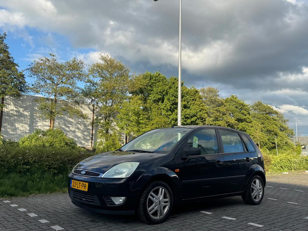 Ford Fiësta 1.6 Ghia Leder Trekhaak APK dealer ond. NAP, Auto's, Ford, Voorwielaandrijving, 1596 cc, 4 cilinders, 100 pk