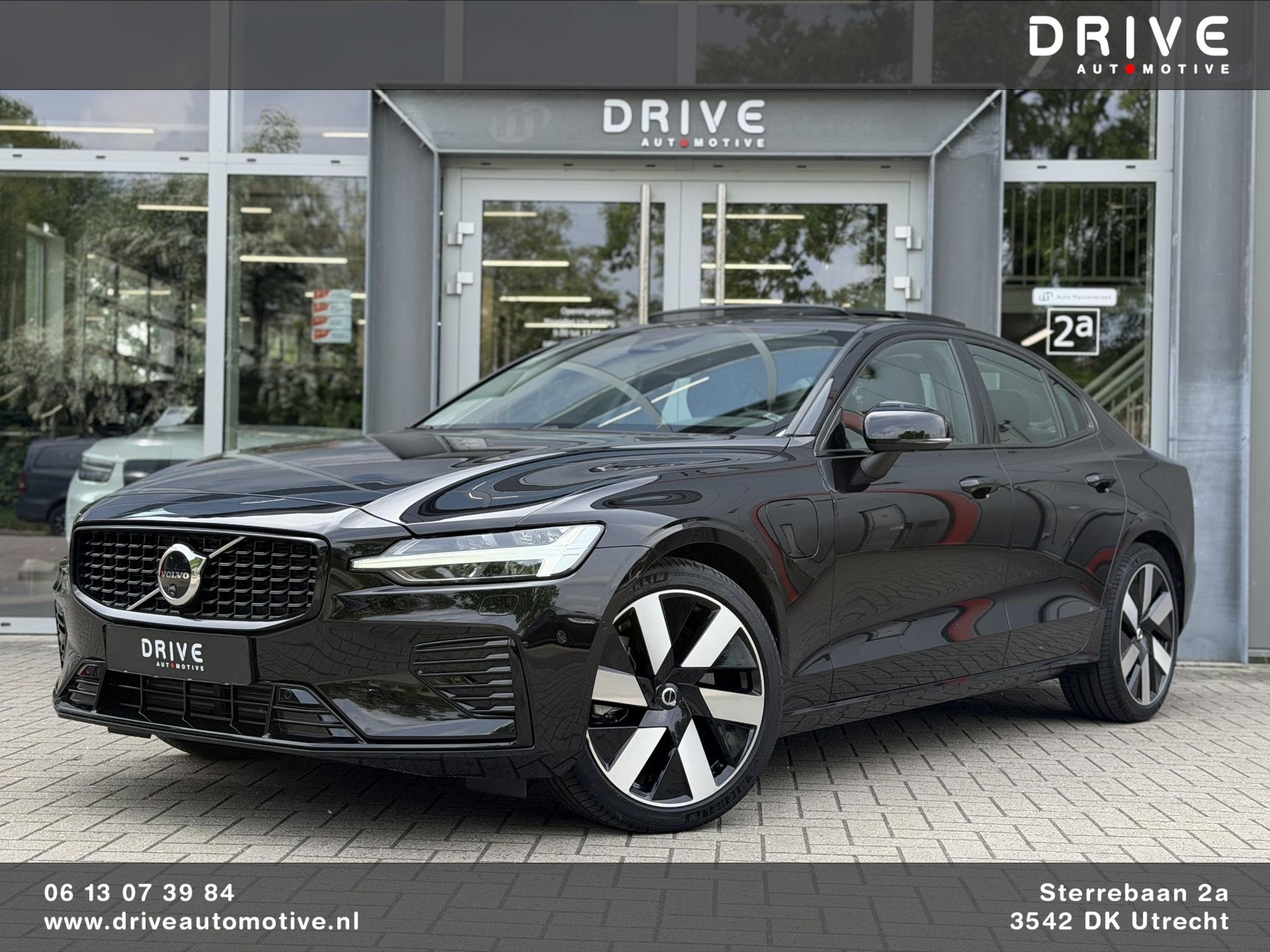 Volvo S60 2.0 Recharge T8 AWD 455PK Plus Bright |Schuif/kant, Auto's, Volvo, Automaat, Gebruikt, 4 cilinders, Zwart