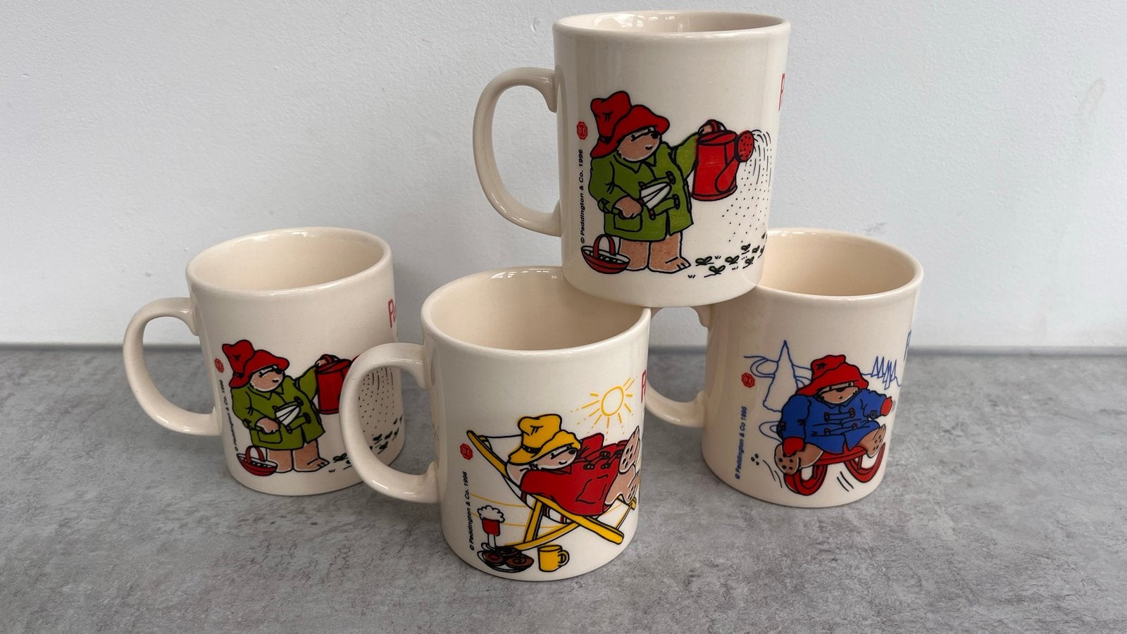 Set 4 Paddington Bear mokken bekers Staffordshire Engeland, Overige typen, Ophalen of Verzenden, Zo goed als nieuw, Steen/keramiek