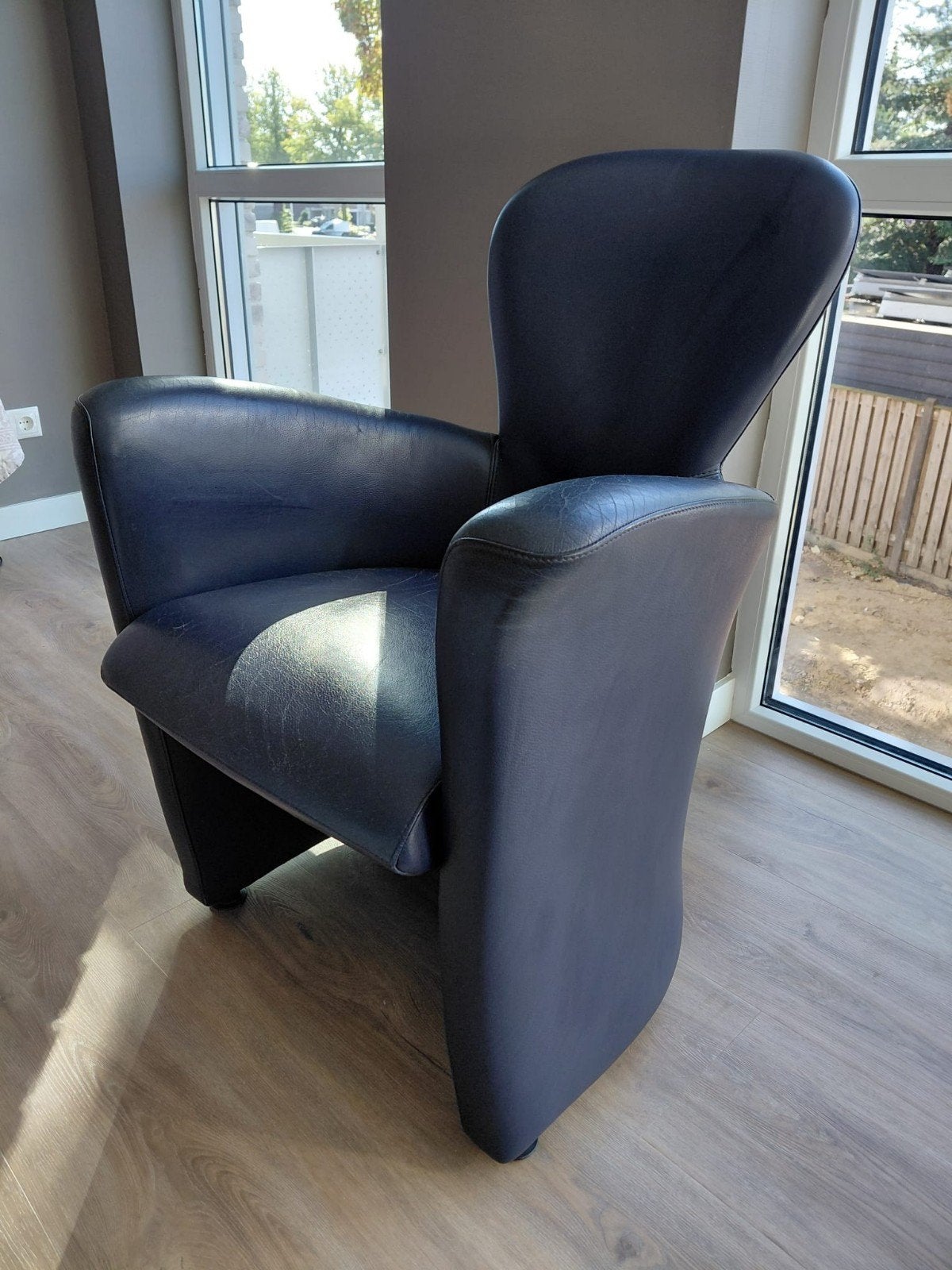 Leolux fauteuil in donkerblauw leer, Ophalen, Gebruikt, 75 tot 100 cm, Modern, Design