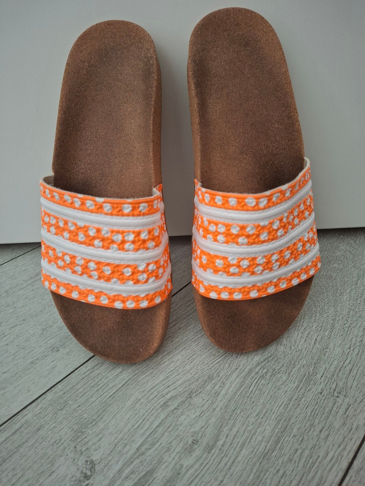 Vrolijke slippers met stippen, Ophalen of Verzenden, Zo goed als nieuw, Sandalen of Muiltjes