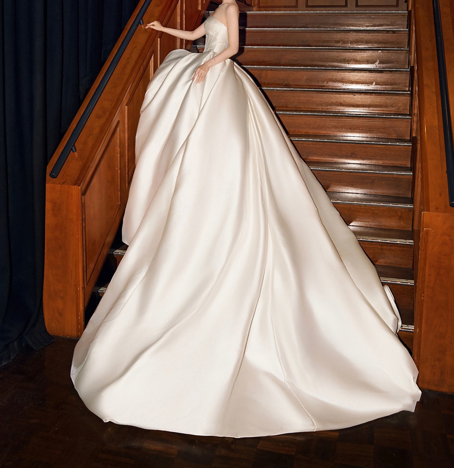 Elegante satijnen trouwjurk met lange sleep, Ophalen of Verzenden, Zo goed als nieuw, Wit, Trouwjurk
