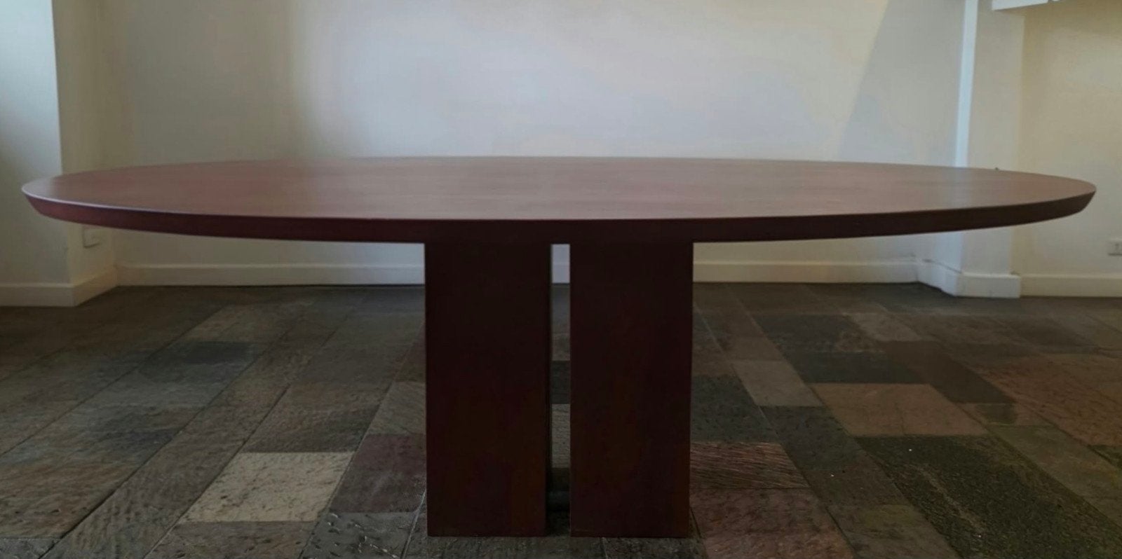 Ovale design eettafel van kersenhout met stevige poot, Huis en Inrichting, Ophalen, Gebruikt, 100 tot 150 cm, 200 cm of meer