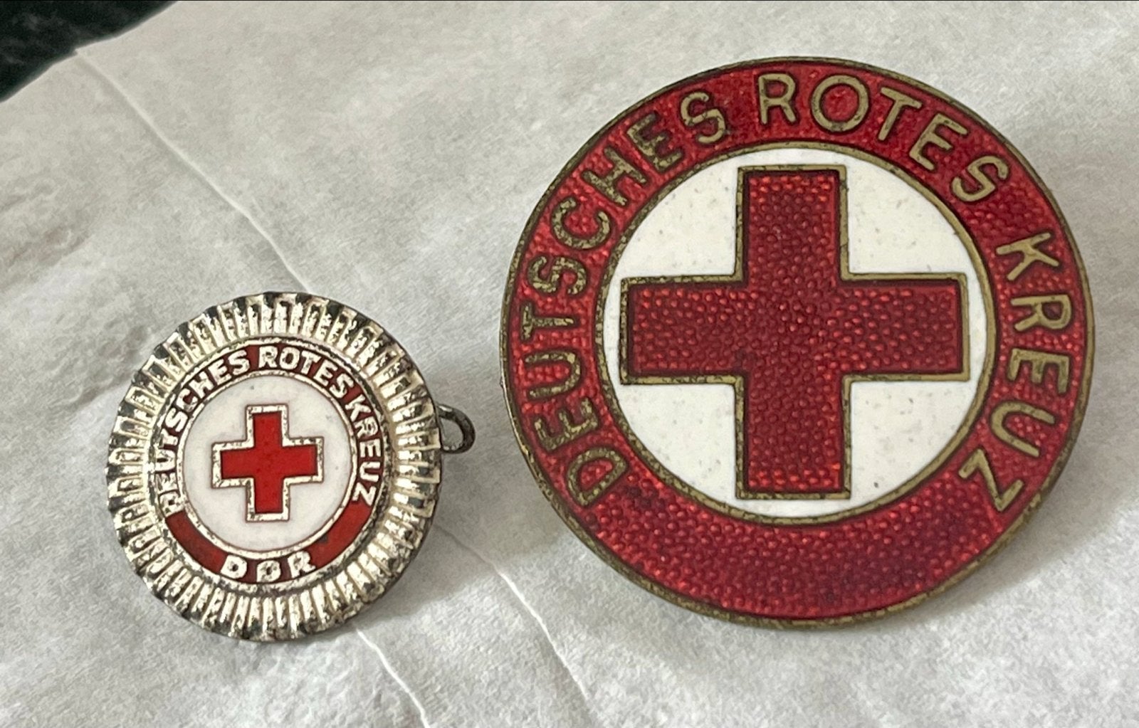 Duitse Rode Kruis Spelden Emaille DDR - Set van 2, Ophalen of Verzenden