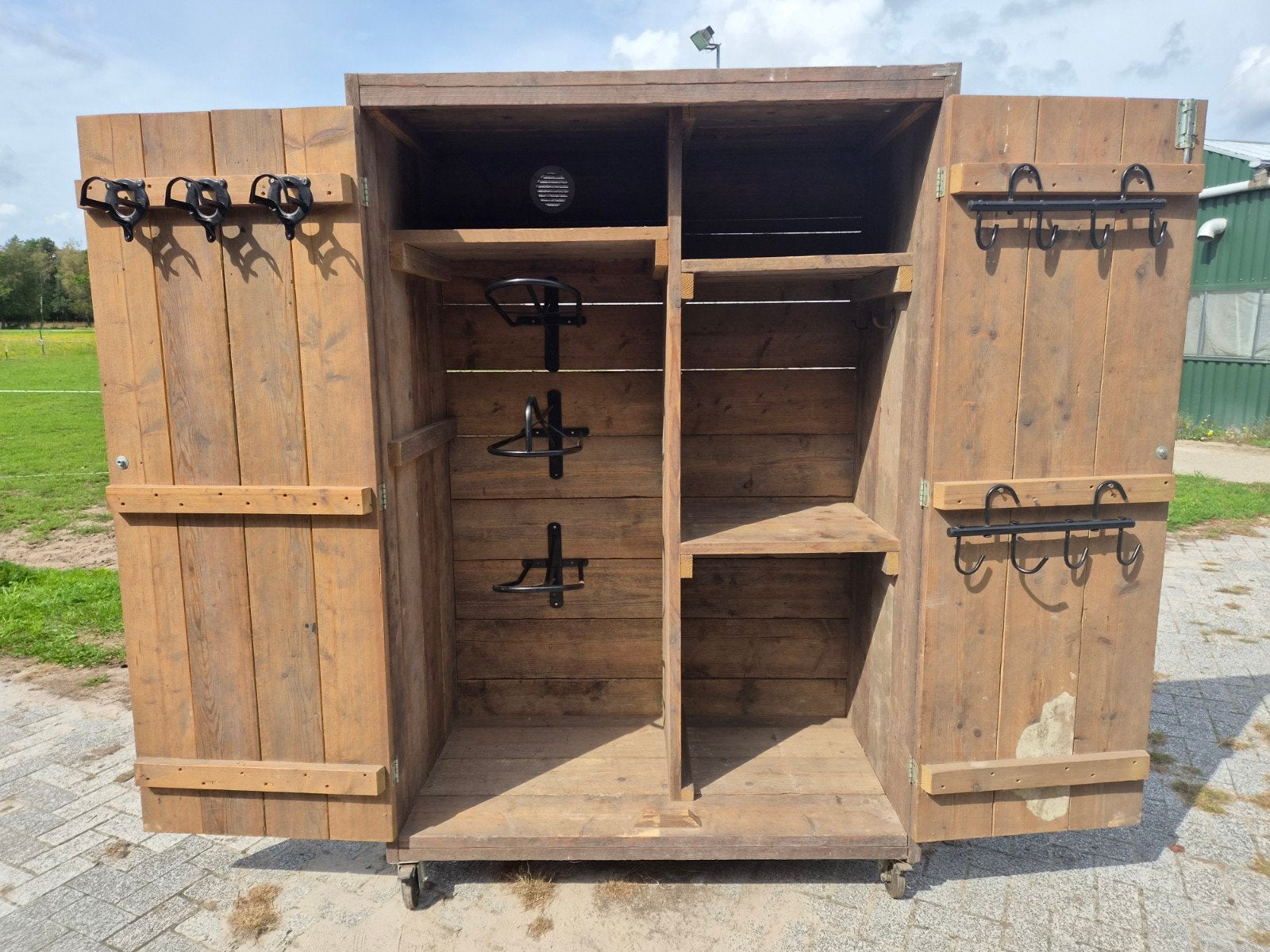 Grote steigerhouten zadelkast., Ophalen