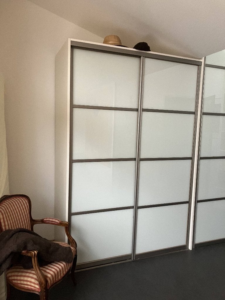 Luxe Kledingkast met Melkglazen Schuifdeuren | Wit / Creme, Ophalen, Met deur(en), 200 cm of meer, 150 tot 200 cm
