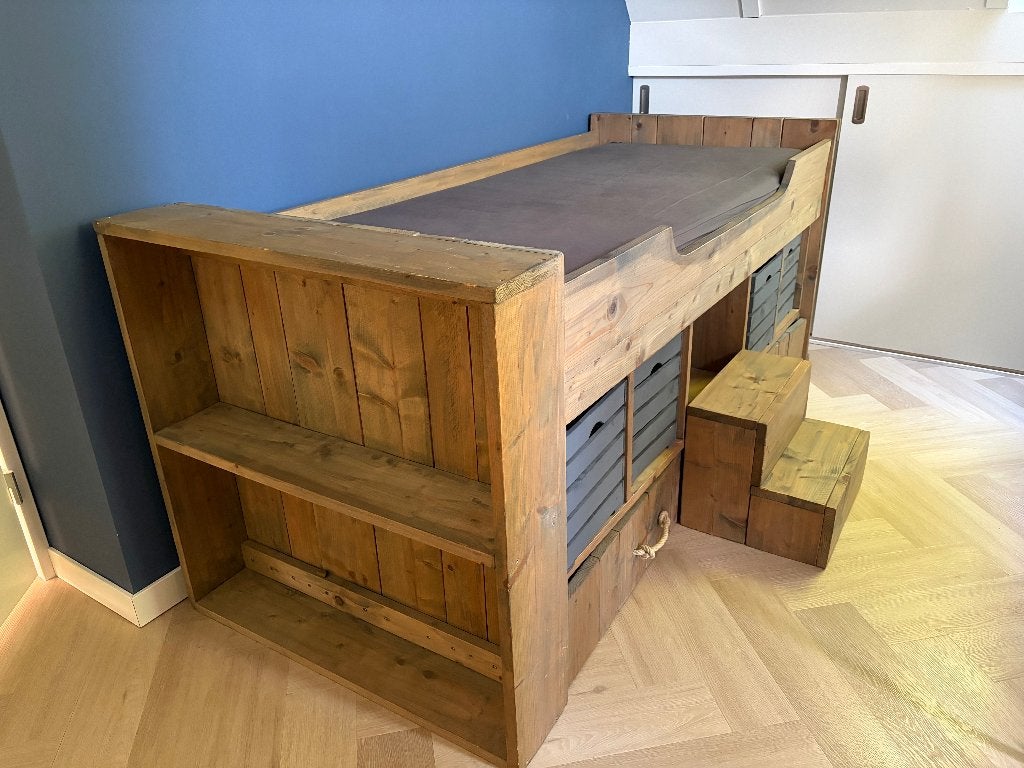 Stoer houten kajuitbed met boekenkast en lades, Ophalen, Gebruikt, 100 cm of meer, Lattenbodem
