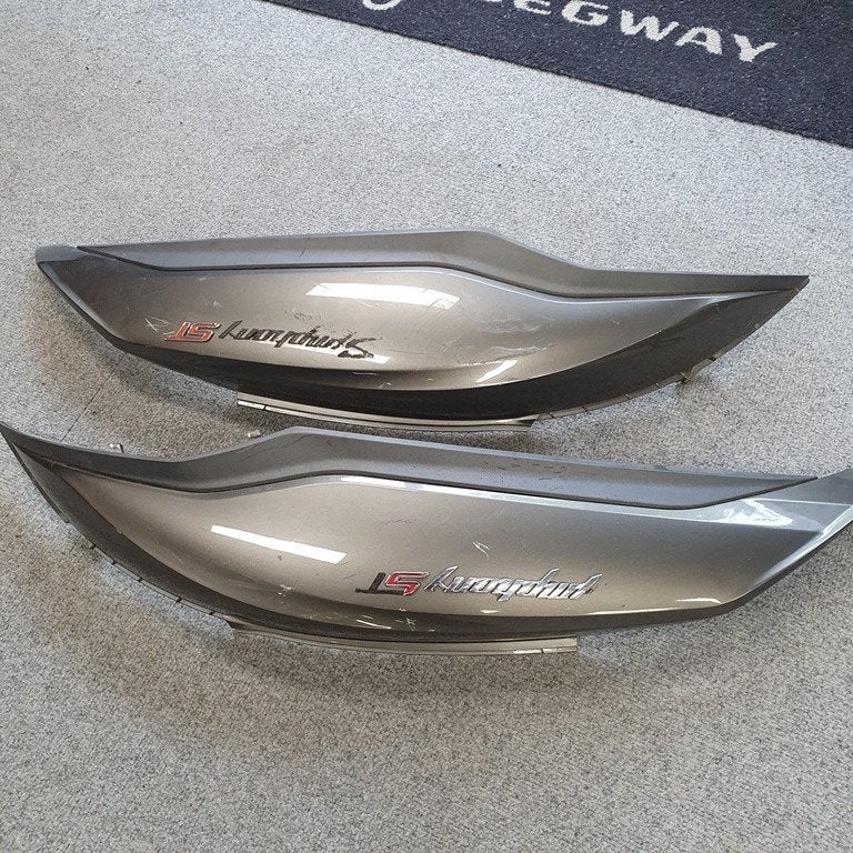 Linker + rechter zijkap Sym Symphony ST Euro 3 / 4 grijs, Fietsen en Brommers, Ophalen of Verzenden, Gebruikt, Kap, SYM