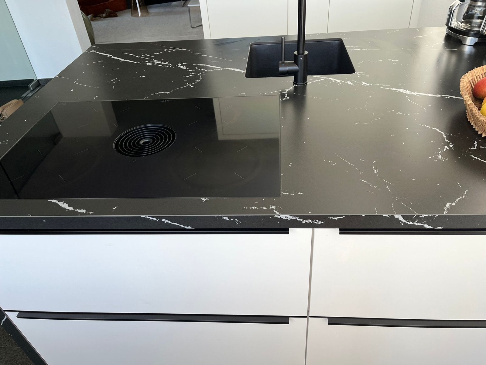 Moderne keuken met Siemens apparatuur en Bora kookplaat, Ophalen, Wit, Graniet of Steen, Zo goed als nieuw