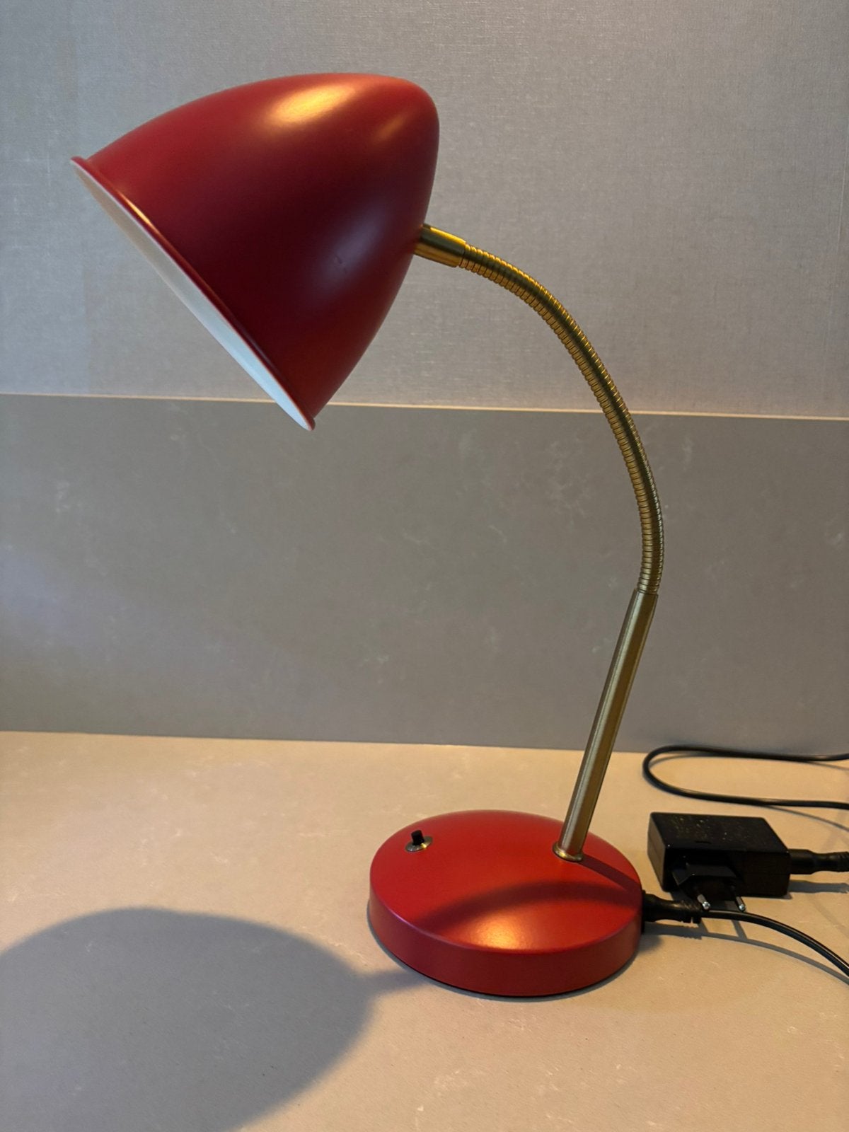 Ikea Isnålen bureaulampje rood, Huis en Inrichting, Lampen | Tafellampen, Ophalen of Verzenden, Zo goed als nieuw, Rood, IKEA
