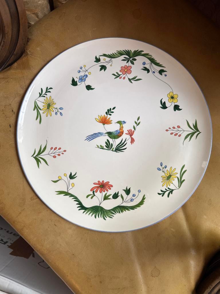 Grote Gien France schaal met vogel- en bloemmotief, Antiek en Kunst, Antiek | Servies los, Ophalen of Verzenden