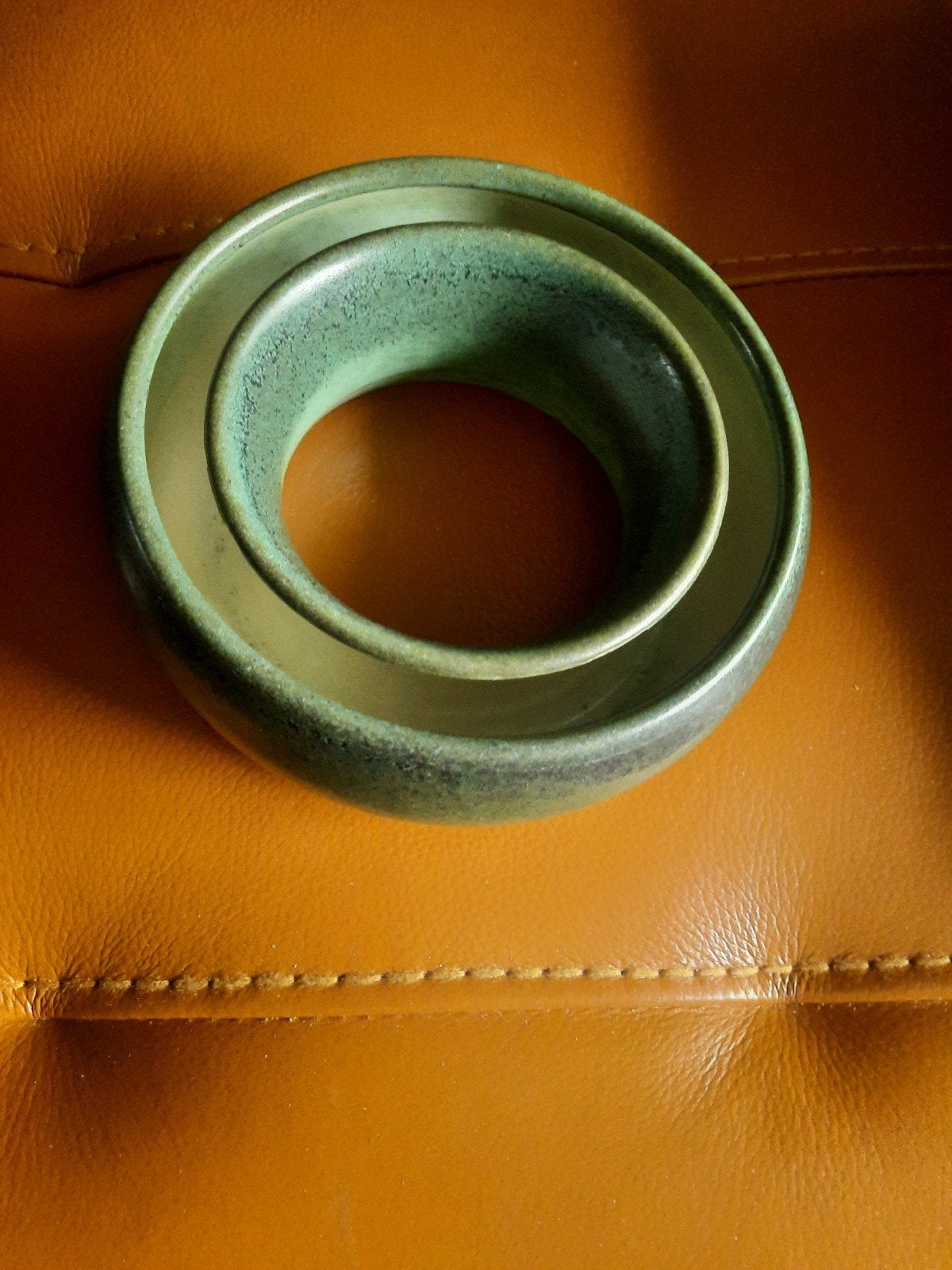 Groen geglazuurde ringvaas / bloemenhouder keramiek 17,5 cm, Antiek en Kunst, Antiek | Keramiek en Aardewerk, Ophalen of Verzenden