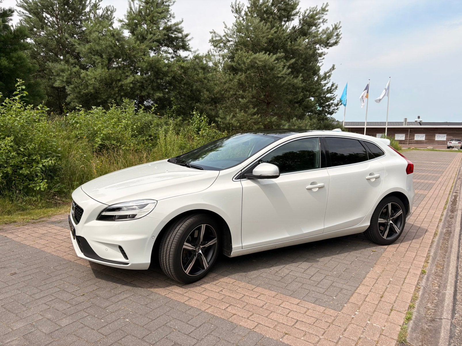 Volvo V40 1.5 T3 152PK  R-design Geartronic, Auto's, Volvo, 1498 cc, 4 cilinders, 700 kg, Wit