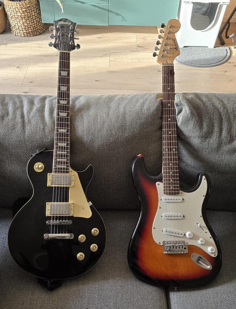 Budget les paul en stratocaster, Muziek en Instrumenten, Snaarinstrumenten | Gitaren | Elektrisch, Ophalen, Zo goed als nieuw