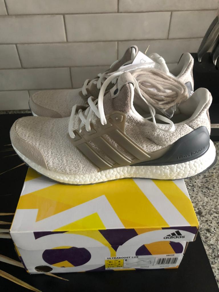 Adidas ultraboost sns lux, Ophalen of Verzenden, Zo goed als nieuw, Schoenen