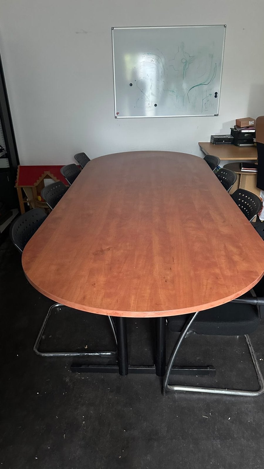 Ovale Kantoor Tafel met 8 Zwarte Stoelen, Ophalen, Gebruikt