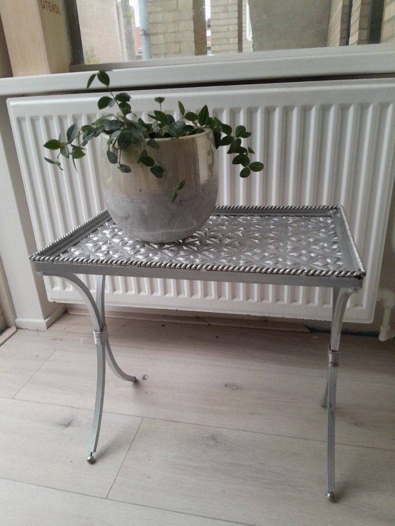 Mooi zilveren brocant bijzettafel,spotprijs!!, Huis en Inrichting, 45 tot 60 cm, Minder dan 55 cm, Metaal of Aluminium, Rond