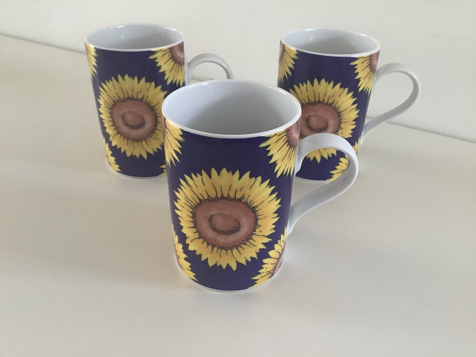 Douwe Egberts Set van 3 Kahla mokken met zonnebloem design, Huis en Inrichting, Overige merken, Zo goed als nieuw, Overige stijlen