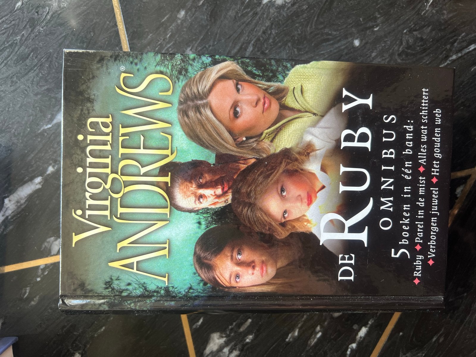 Virginia Andrews - De Ruby Omnibus (5 boeken in 1), Boeken, Ophalen of Verzenden, Gelezen, Nederland