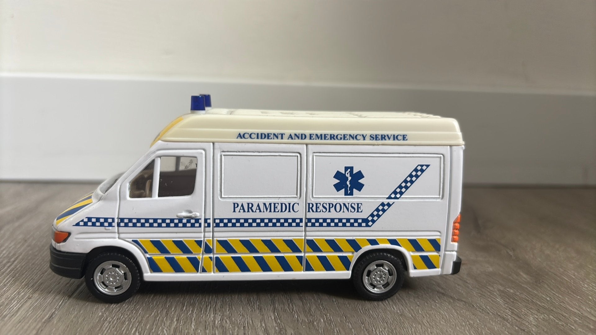 Mercedes Benz Sprinter Engelse ambulance, Ophalen of Verzenden, Zo goed als nieuw, Auto, Overige merken