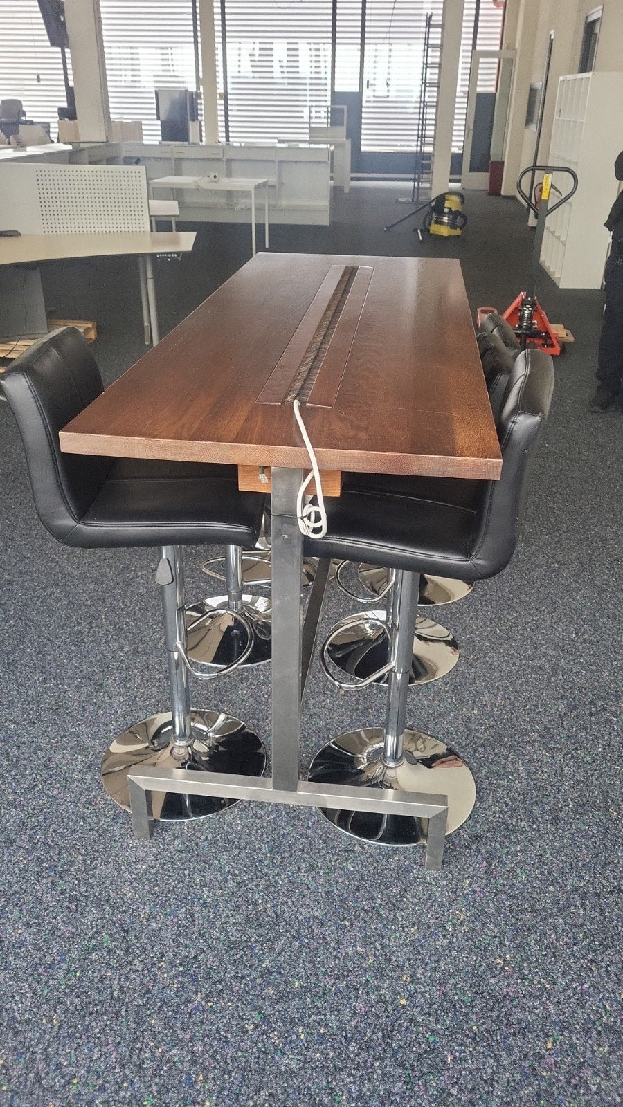 Houten bartafel en geïntegreerde stroomvoorziening, Ophalen, In hoogte verstelbaar, Gebruikt