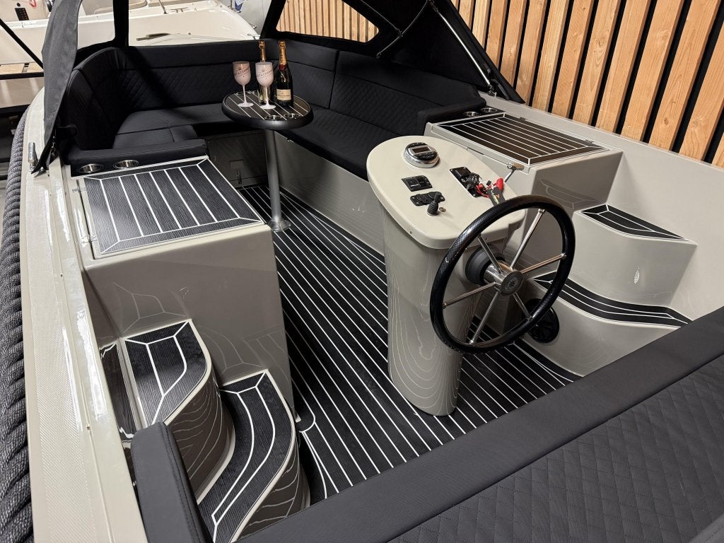 Foto 9 van Nieuwe MAASSLOEP 680 Retro 60PK HONDA KOELKST AUDIO BOEGSCHR