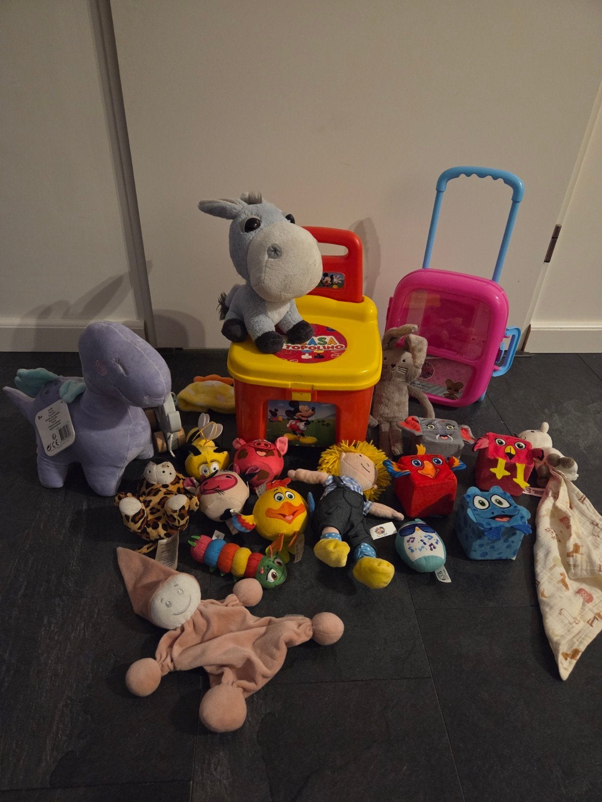 Stoeltje met blokken, trolley en diverse knuffels, Ophalen, Jongen of Meisje