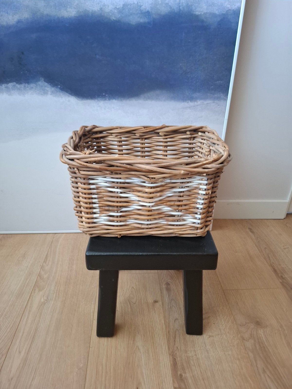 Decoratieve rieten mand met wit accent, Ophalen, Gebruikt, Gevlochten, Mand