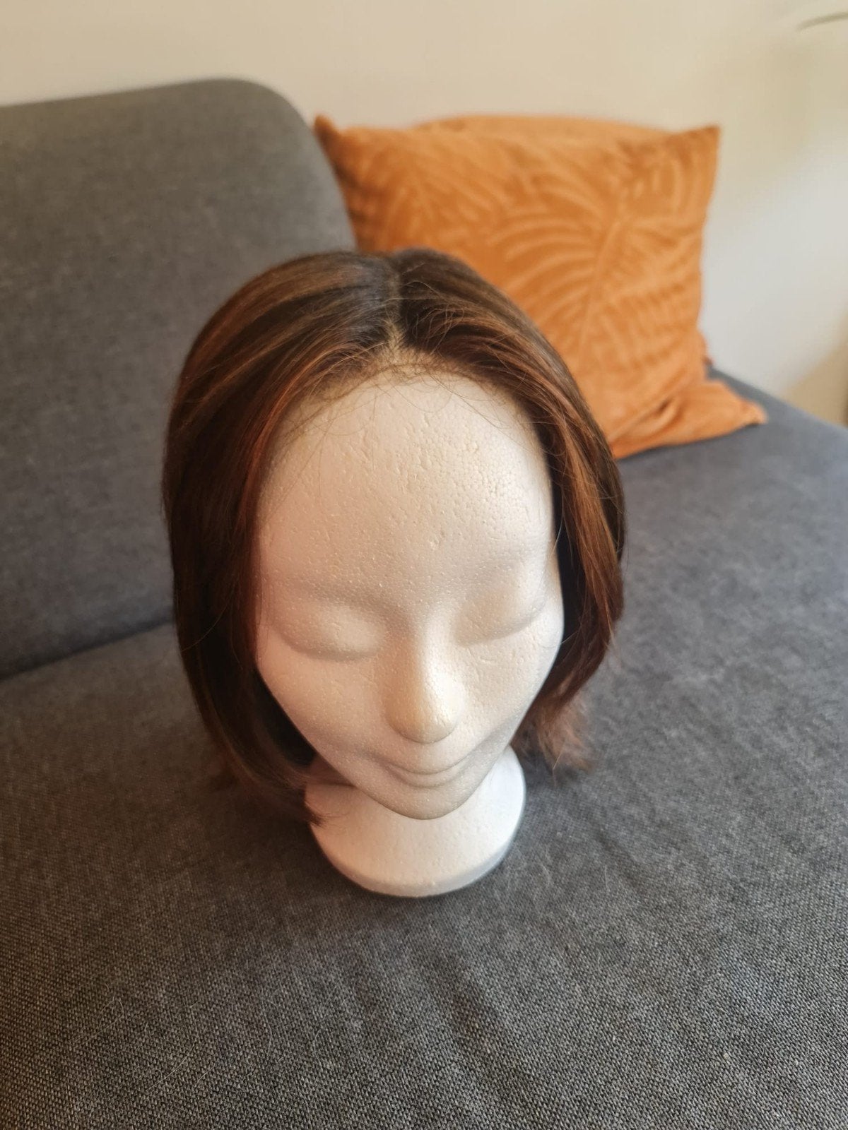 Korte bruine pruik met highlights, Sieraden, Tassen en Uiterlijk, Ophalen, Zo goed als nieuw, Pruik of Haarverlenging