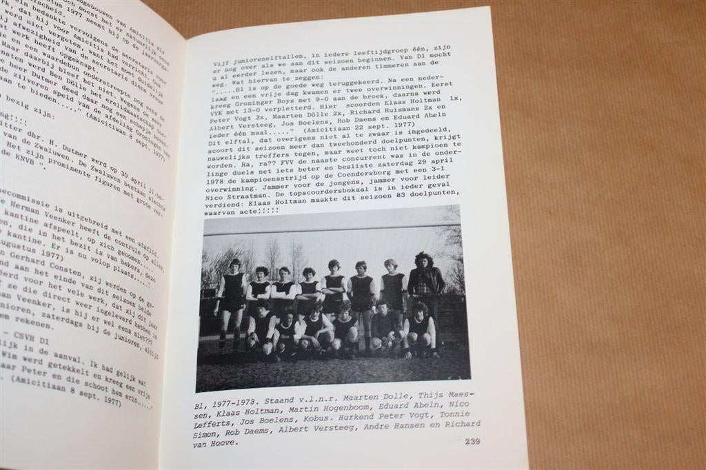 Komt Aan Nu Vrienden — Gedenkboek Amicitia VMC, Ophalen of Verzenden, Gelezen