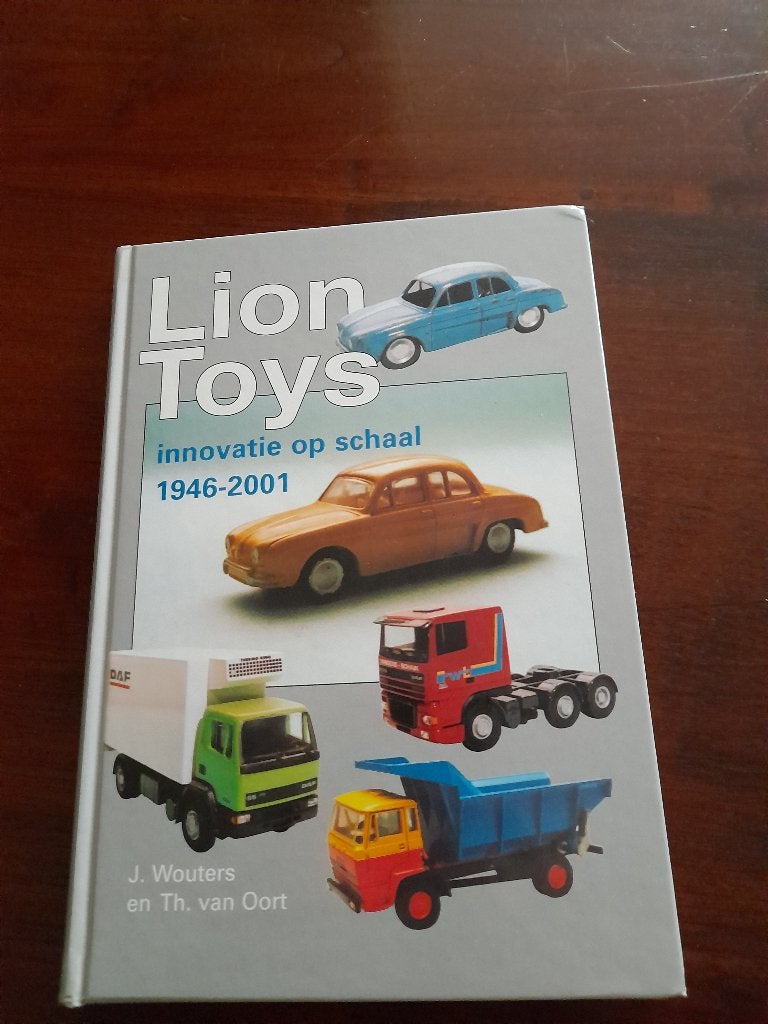 Lion Toys boek en Supertrucks boek (losbladig), Ophalen of Verzenden, Zo goed als nieuw
