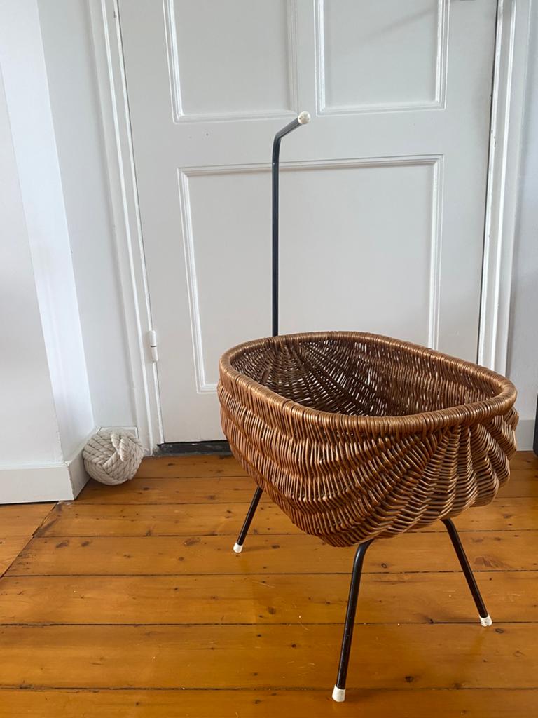 Rotan poppenwiegje vintage, Ophalen, Zo goed als nieuw, Babypop