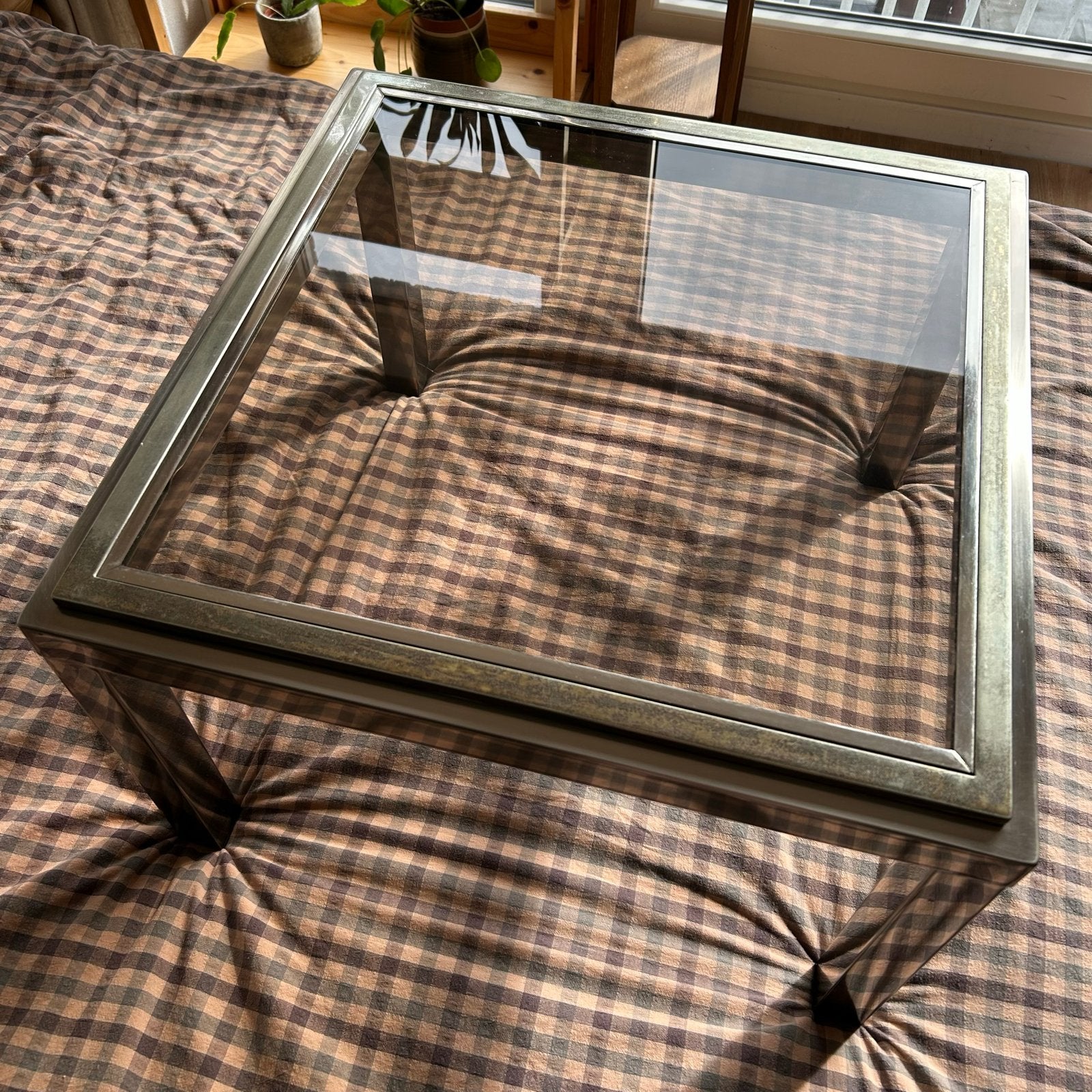Vintage salontafel met glazen blad en metalen frame, Ophalen, Gebruikt, 50 tot 100 cm, Vierkant