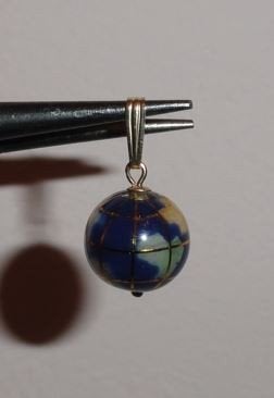 Hanger Globe Wereldbol edelsteen Lapis Lazuli verguld, Overige voorstellingen, Nieuw, Steen of Mineraal, Met edelsteen