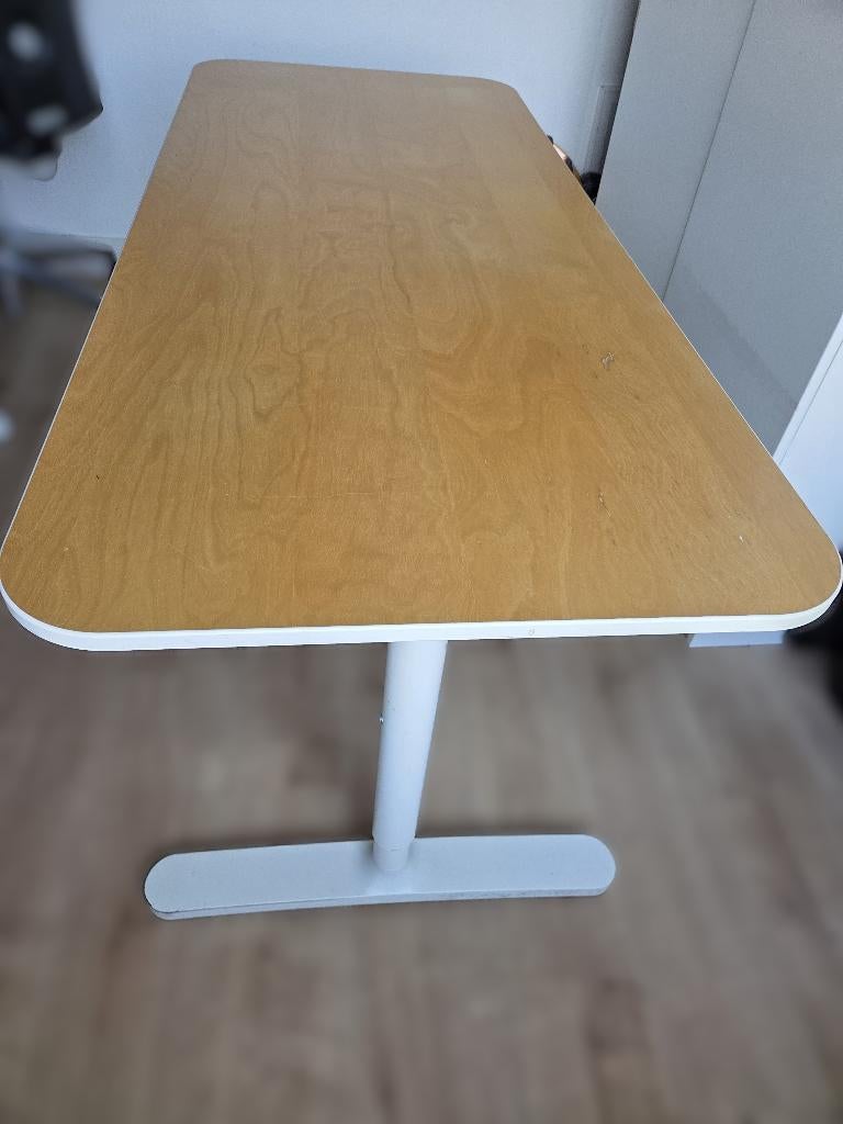 BEKANT bureau tafel, Huis en Inrichting, Bureaus, Ophalen, In hoogte verstelbaar, Hout, Bruin