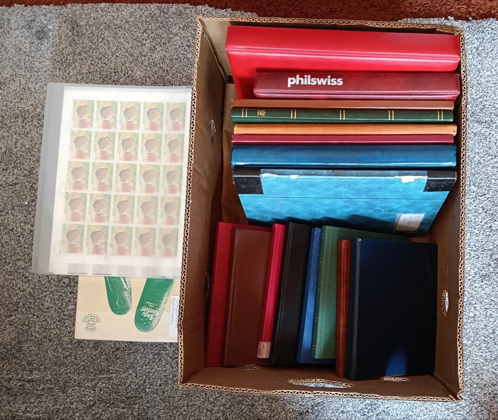 Bananendoos Albums met zegels 17stuks, Ophalen, Buitenland