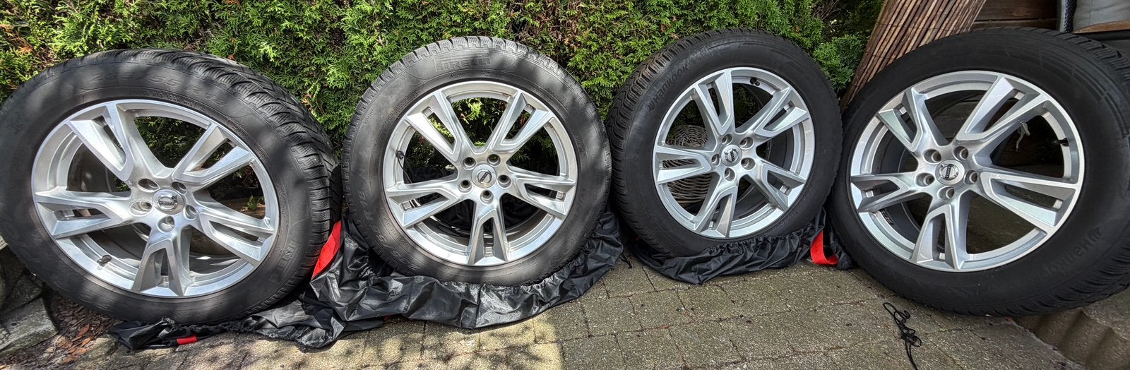 18 inch originele Volvo XC40 velgen plus winterbanden, Ophalen, 18 inch, Velg(en), Winterbanden
