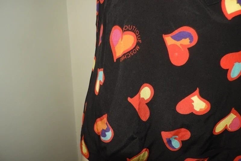 Boutique Moschino zijde top kleurrijke hartjes merk print, Kleding | Dames, Maat 38/40 (M), Zo goed als nieuw, Boutique Moschino