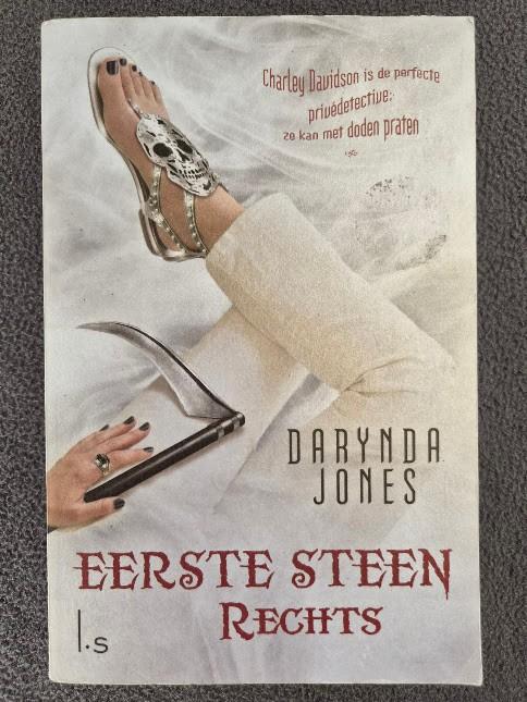 Eerste steen rechts - Darynda Jones, Boeken, Gelezen, Europa overig, Ophalen of Verzenden, Darynda Jones