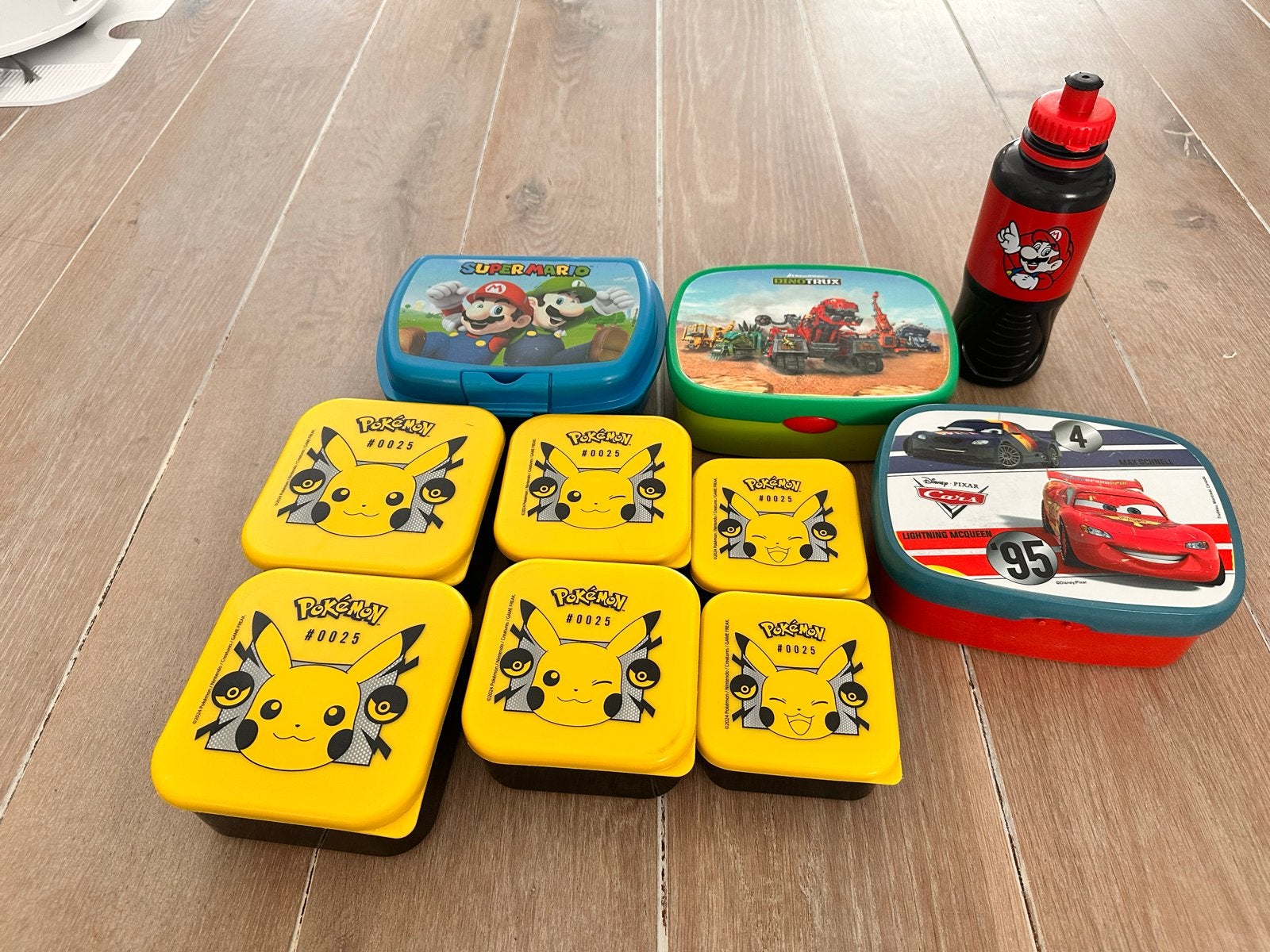 Lunchboxen en drinkflesjes (Pokémon, Mario, Cars, Dinotrux), Ophalen, Gebruikt