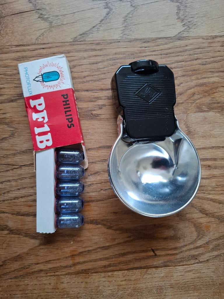 Agfa flitser met Philips PF1B flitslampjes, Audio, Tv en Foto, Fotografie | Flitsers, Ophalen of Verzenden