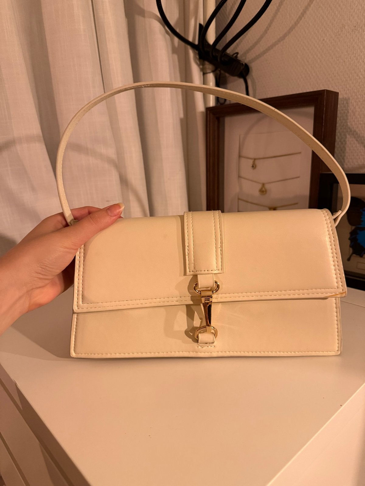 Crèmekleurige H&M schoudertas met gouden sluiting, Ophalen of Verzenden, Zo goed als nieuw, Beige, Schoudertasje