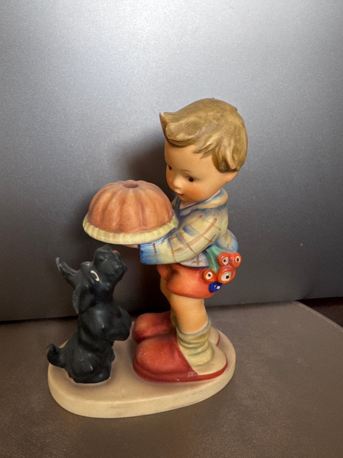 Hummel beeldje jongen met hond en taart Goebel, Verzamelen, Ophalen of Verzenden, Gebruikt, Hummel
