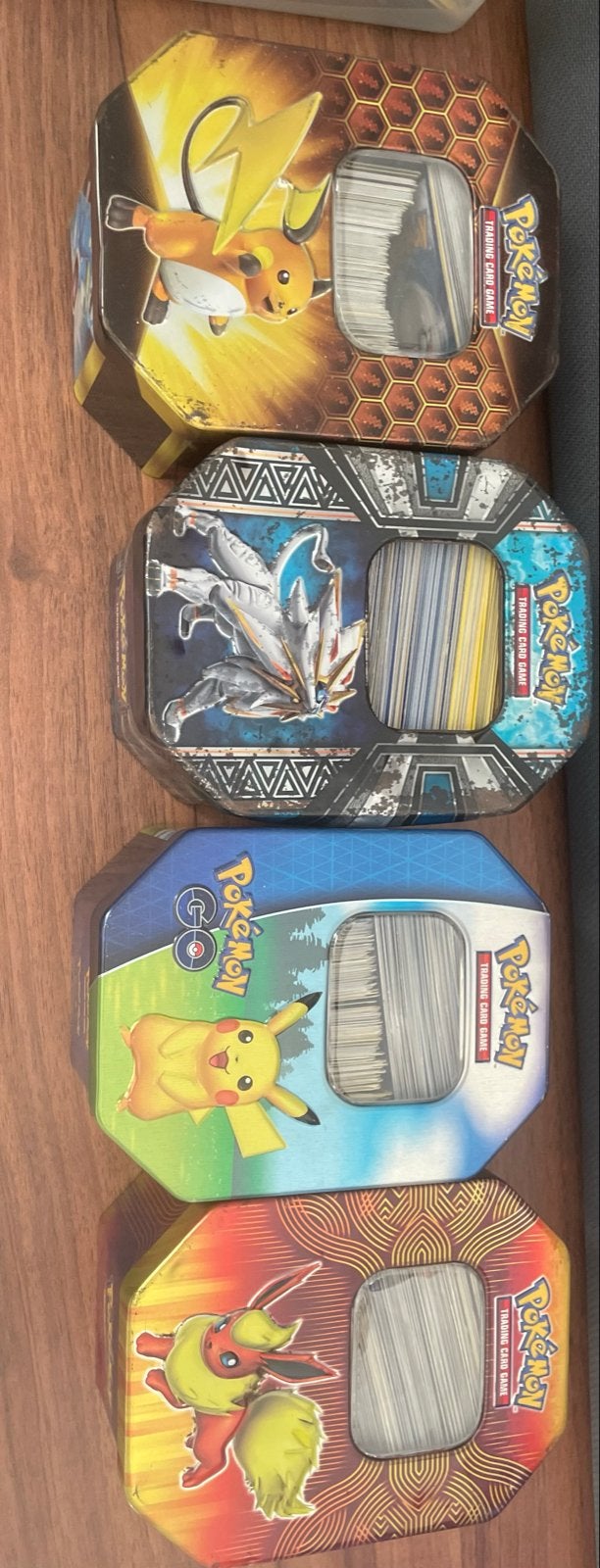 Pokémon kaarten in blik - Raichu, Solgaleo, Pikachu, Flareon, Ophalen, Gebruikt, Meerdere kaarten, Foil