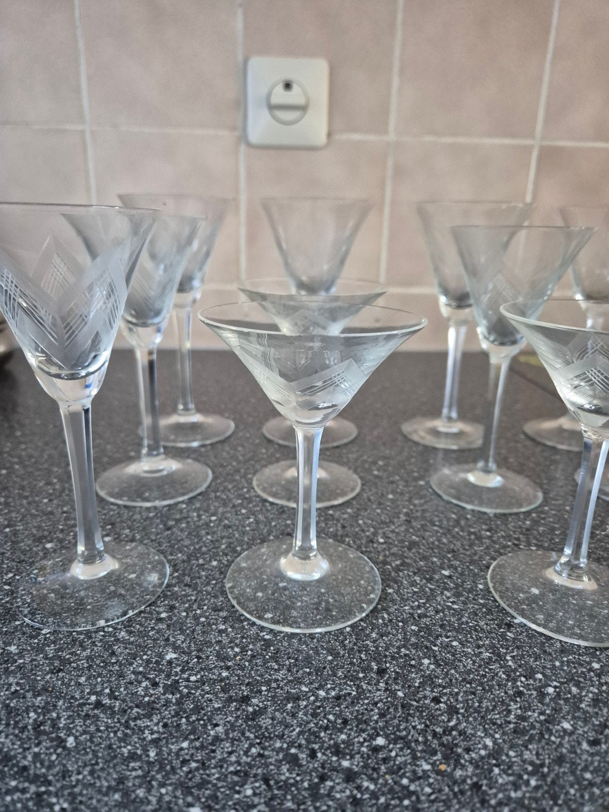 Set van 12 vintage cocktailglazen met gravure, Antiek en Kunst, Antiek | Glas en Kristal, Ophalen