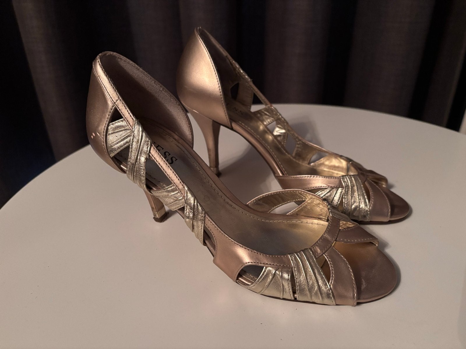 Prachtige Guess hakken goud / bronze  maat 37 in nette staat, Kleding | Dames, Schoenen, Gedragen, Pumps, Overige kleuren, Ophalen of Verzenden