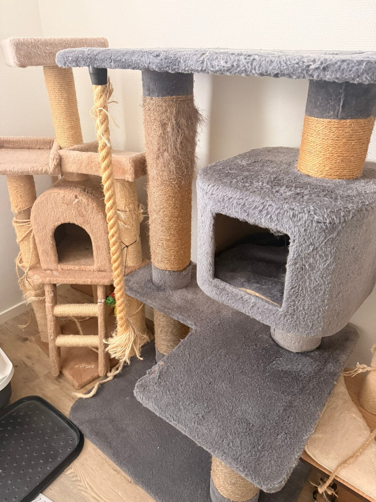 Gratis af te halen: 2 veel gebruikte kattenkrabpalen, Dieren en Toebehoren, Ophalen, Gebruikt, Krabpaal